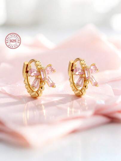 Artepollo 1 đôi bông tai bạc 925 Sterling, chất liệu ít gây dị ứng, hình nơ màu hồng, đính đá Zirconia hồng, ngọt ngào và tinh tế, đóng gói trong hộp quà, sang trọng và lịch sự, phù hợp để đeo hàng ngày hoặc trong các dịp lễ, quà tặng cho bạn gái, bạn bè, dịp tựu trường, Giáng sinh.