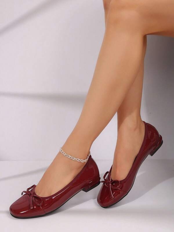 Die neuesten Damenschuhe mit flacher Rundkappe und Schleife im Jahr 2025 sind modische und bequeme Slip-On-Schuhe. Sie eignen sich für Uni, Schule, Lässig-Wear, Partys und Tanzveranstaltungen. Diese Schuhe haben ein mehrfarbiges Design und eine flache Sohle.