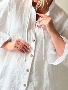 Chemise à col montant en tissu tressé, manches longues avec poignets évasés, fermeture par boutons devant, longueur régulière, taille grande