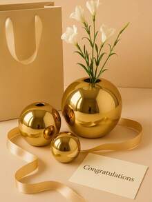 Questo elegante e lucido vaso sferico dorato è una scelta ideale per la decorazione della casa, perfetto per esporre fiori secchi e freschi, aggiungendo un tocco di moda a qualsiasi ambiente. È la scelta perfetta per decorare soggiorni, camere da letto, uffici o giardini, e rappresenta anche un ottimo regalo o ornamento. La sua estetica moderna può migliorare lo stile di arredamento degli interni. - Multicolore - Visualizzare 4