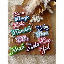 Chaveiro com nome personalizado em acrílico para mochila, bolsa de fraldas, lancheira, presente para mulheres, família e meninas. Colorido, fofo, adorável, divertido, kawaii, Y2K, estiloso, unissex, casual, personalizado, único, sob medida. Presente ideal para ele, para ela, namorado, namorada, família, amigos, material escolar, para adolescentes, alunos do ensino fundamental, ensino médio, universitários, calouros, veteranos, estudantes dos primeiros anos. Delicado, romântico, utilitário e chique. - prateado - Ver 5