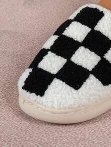 Pantoufles plates antidérapantes d'hiver unisexes, motif à damier classique pour le port à la maison
