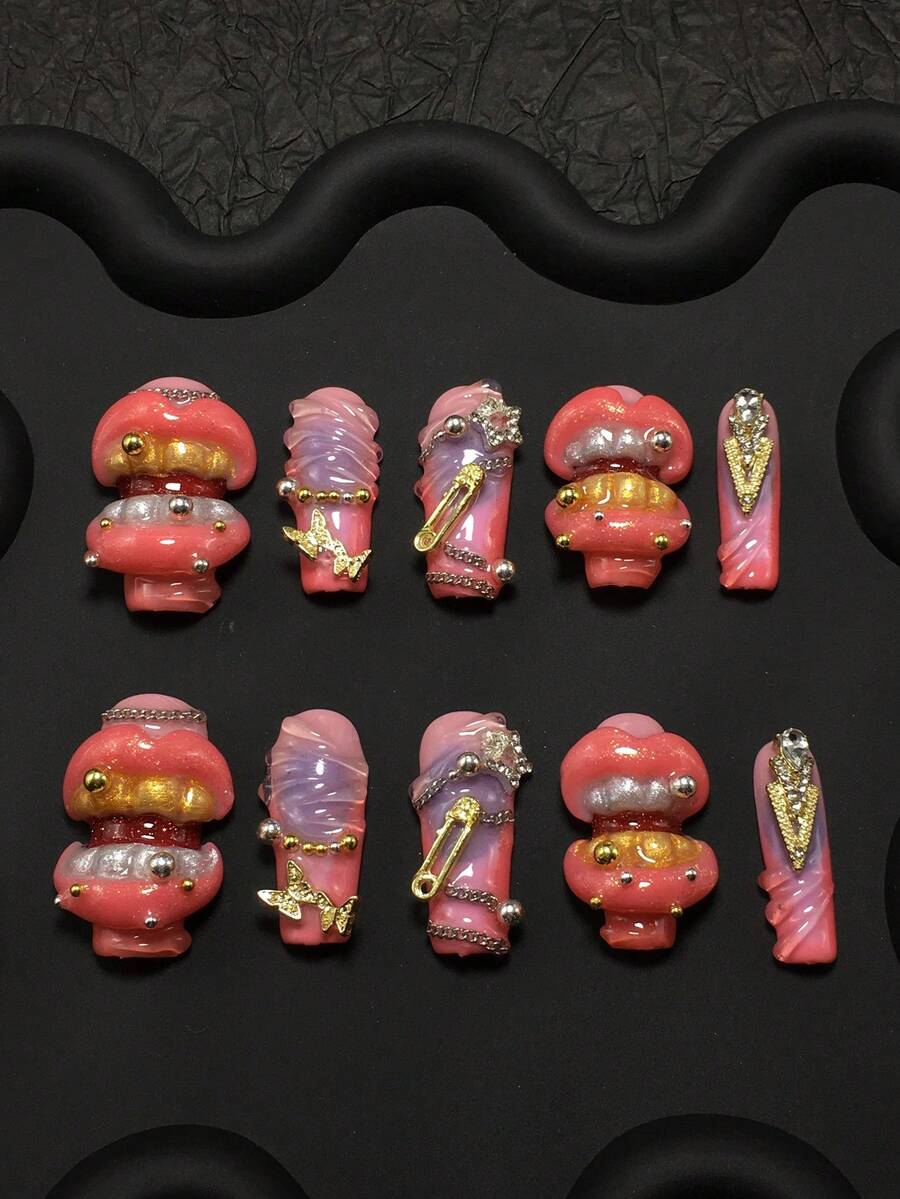 10-Piece Sweet And Edgy Pipe-Shaped Fake Nail Set - Handmade This Is A Handmade 10-Piece Pipe-Shaped Fake Nail Set With A Sweet And Edgy Style. It Integrates Decorations Such As Three-Dimensional Red Lips, Metal Butterflies, Black Bows, Rivets, And Dollar Signs. Featuring Pink And Orange Tones, The Style Combines Sweetness, Edginess, And Artistry, Presenting A Strong Visual Contrast. - 彩色 - 查看 1