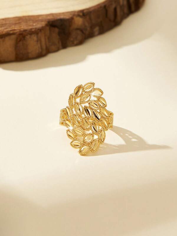 مجموعة مجوهرات فاخرة ذهبية اللون من النحاس، بتصميم مبسط وحلو ومبالغ فيه، بطراز رجعي راقي ومناسب للنساء، مناسب للخروجات والأوقات الحرة والحفلات والمناسبات اليومية والأعياد مثل عيد الميلاد وغيرها. تشمل الحلقة كهدية للنساء والصديقات والأهل وغيرهم