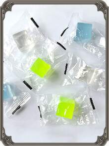 10/20 piezas Juguetes de apretón de cubitos de hielo con bolsa de regalo. Basta con un suave apretón para aliviar el estrés fácilmente. Estos creativos juguetes de goma blanda en forma de cubitos de hielo son imprescindibles para celebraciones de fiestas. Incluyen juguetes de apretón, juguetes antiestrés, rellenos de calcetines navideños, regalos navideños, decoraciones navideñas