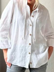 Chemise à col montant en tissu tressé, manches longues avec poignets évasés, fermeture par boutons devant, longueur régulière, taille grande