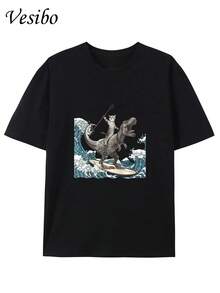 Camiseta Gráfica Vesibo para Hombre con Diseño Divertido de Dinosaurio vs. Gato Surfista - 100% Algodón, Cuello Redondo, Color Beige Claro, Camiseta Casual de Manga Corta para Verano - Negro - Ver 2