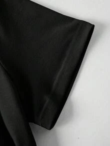 Camiseta informal de cuello redondo y manga corta para mujer con un estampado de dibujos animados con temática navideña, perfecta para llevar en estas fiestas - Negro - Ver 3