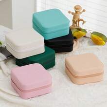 Este organizador de joyas de viaje portátil está hecho de material no plumoso duradero, con un diseño simple y exquisito en forma cuadrada, y compartimentos incorporados. Tiene las funciones de almacenamiento portátil, a prueba de polvo y organización de joyas, adecuado para guardar aretes, collares, anillos y otras joyas. - Color/estilo aleatorio - Ver 2