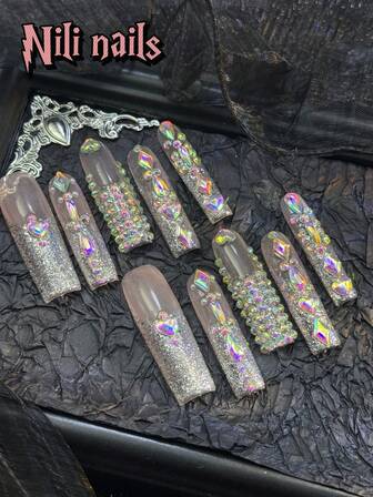 Uttryck din kärlek med 10 st extra långa fyrkantiga former i europeisk stil, glänsande silverglitter, full 3D-dekoration, strassdekor, Y2K-heltäckande lösnaglar, set med handgjorda Queen Nordic-akrylnaglar för flickor och kvinnor med 1 st mini-nagelfil och 1 ark självhäftande flikar.