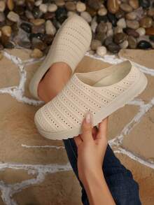 Pantuflas tipo slip-on en beige, zapatos de pescador cómodos de tela para interiores, mocasines planos para uso en exteriores para mujeres
