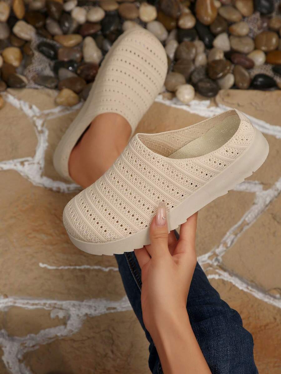 Pantuflas tipo slip-on en beige, zapatos de pescador cómodos de tela para interiores, mocasines planos para uso en exteriores para mujeres