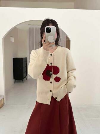 秋冬花卉提花针织毛衣，学院风花卉刺绣针织上衣，金属纽扣前开襟，女士