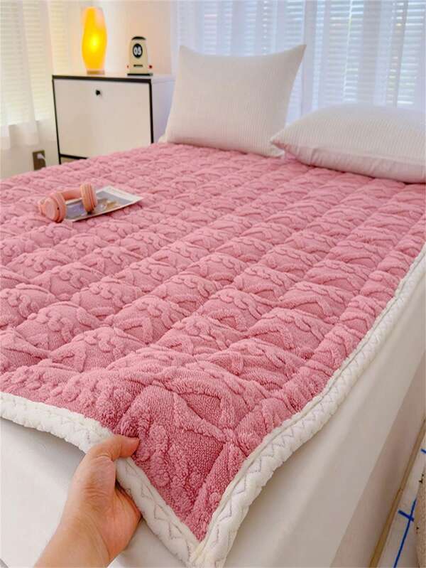 1PC Bohemian-Style Imitation Rabbit Fur Quilted Mattress, Soft And Comfortable Taffeta Mattress Protector, Microfiber Hotel-Quality Mattress Cover, Velvet Anti-Slip Mattress Pad, Simple European-Style Solid-Color Mattress Cover, 4-Corner Elastic Strap Design, Solid Color (Without Pillowcase), Suitable For Dormitories, Hotels