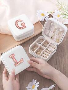 1个字母图案旅行首饰盒，便携式拉链首饰收纳盒，女士礼品盒，PU皮革防水首饰盒，可收纳戒指、吊坠、耳环、项链 - 送给女孩和女士的理想礼物，女士旅行、度假、秋季、万圣节必备收纳盒 - 彩色 - 查看 1