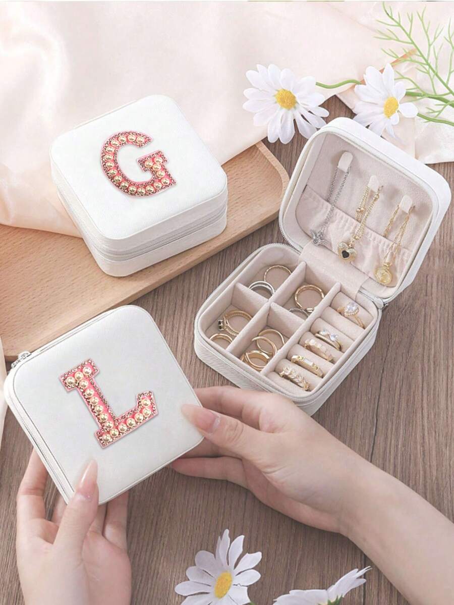 1个字母图案旅行首饰盒，便携式拉链首饰收纳盒，女士礼品盒，PU皮革防水首饰盒，可收纳戒指、吊坠、耳环、项链 - 送给女孩和女士的理想礼物，女士旅行、度假、秋季、万圣节必备收纳盒 - 彩色 - 查看 1