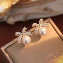 A Pair Of Full Diamond Pearl Earrings, French Niche Design High-End Earrings, A Must-Have For Fashionable Ladies, A Good Accessory For Chinese New Year, And An Ideal Gift For Friends - 白色蝴蝶結款 - 查看 3