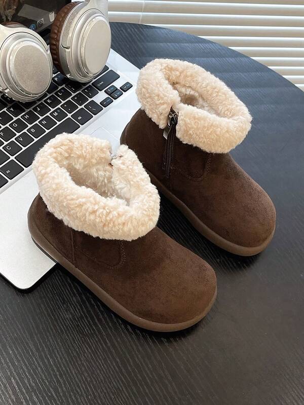 Christmas Edition Girl's Snow Boots With Extra Width And Extra Size Last, A Pair Of Stylish Boots With Folded Suede Design At The Opening. The Boots Feature A Side Zipper For Easy Wearing, Making Them The Top Choice For Going Out And Playing In The Snow.
