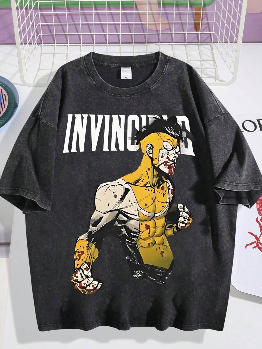 Washed T-Shirt Men'S Artistic Invincible Comic Graphic Tee, Bold Superhero Design With Blood-Splattered Yellow Suit & Dynamic Action Pose, Minimalist Typography Invincible In Distressed , Elegant Streetwear Aesthetic On Natural Beige Base, Soft - 黑色 - 查看 1