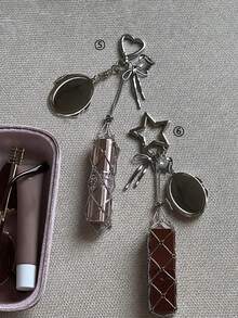 带心形星形钥匙扣的金属唇膏盒 - 不锈钢材质，唇膏收纳盒 / 钥匙圈 / 袖珍镜，适合女性 / 学生、学校 / 工作 / 社交活动、感恩节 / 秋季、友谊礼物 / 惊喜礼物，别致实用（金属钥匙扣 / 唇膏盒 / 化妆盒 / 送给她的礼物 / 学生配饰 / 时尚配饰） - 彩色 - 查看 3