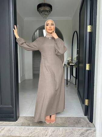 Enkel A-linjeformad klänning med armbågslånga vida ärmar och dragkedja