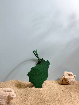 1件装，纯色PU材质，时尚优雅，简约百搭，趣味十足的沙特阿拉伯地图造型背包、单肩包、斜挎包、手提包、托特包、腋下包、化妆包、其他收纳包、挂件、车挂件、钥匙扣、腰挂件、行李挂件、身份识别挂件。适合情侣、女友、学生、男女通勤、日常约会、度假、旅行和商务场合。也适合男士、节日、送给女友、母亲、作为小礼物、生日礼物等。