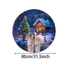 Tapis lavable en flanelle éponge sur le thème de Noël : une maison en bois au toit enneigé, un bonhomme de neige, un sapin de Noël illuminé et orné d'une étoile, le tout à côté du Père Noël. Idéal pour une chambre, un salon, un balcon, une maison, un hôtel, un bureau ou pour décorer un festival.