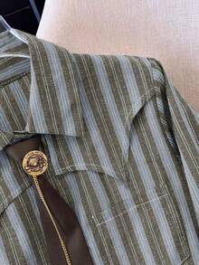 Bluzka damska w dużym rozmiarze/koszula w paski z asymetrycznym dołem i wiązaniem pod szyją: łączy w sobie styl vintage, western, retro i casual, dzięki czemu doskonale nadaje się dla modnych kobiet do noszenia na co dzień i na randki, a także na powrót do szkoły i imprezy na uczelni. Jest to element garderoby dla kobiet o większych rozmiarach.