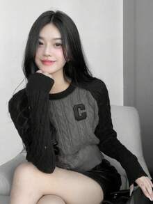 女式撞色插肩袖字母刺绣短款毛衣