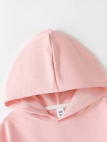 这款少女卫衣背面印有水鼠图案，是返校季的理想之选，同时也是秋冬季的休闲外套。它可机洗，舒适百搭，适合居家休闲穿着。时尚有趣的设计使其适用于学校、度假、购物和运动等各种场合。 - 粉色 - 查看 5