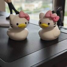 Figura decorativa de Kitty y el pato - Adorable coleccionable, con moño rosa y orejas blancas, base resistente para colocar en mesa, estantería o exhibir en fiestas - Hecho de material plástico duradero, adecuado para decoraciones navideñas, de Pascua, San Valentín y otras festividades - Estilo anime Kawaii, excelente regalo para fans - Multicolor - Ver 1