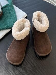 Christmas Edition Girl's Snow Boots With Extra Width And Extra Size Last, A Pair Of Stylish Boots With Folded Suede Design At The Opening. The Boots Feature A Side Zipper For Easy Wearing, Making Them The Top Choice For Going Out And Playing In The Snow.