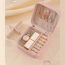 Este organizador de joyas de viaje portátil está hecho de material no plumoso duradero, con un diseño simple y exquisito en forma cuadrada, y compartimentos incorporados. Tiene las funciones de almacenamiento portátil, a prueba de polvo y organización de joyas, adecuado para guardar aretes, collares, anillos y otras joyas. - Color/estilo aleatorio - Ver 9