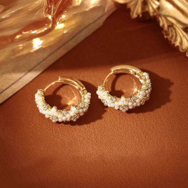 زوج من أقراط الكليب الهندسية الرقيقة المزينة بالخرز الاصطناعي