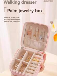 Este organizador de joyas de viaje portátil está hecho de material no plumoso duradero, con un diseño simple y exquisito en forma cuadrada, y compartimentos incorporados. Tiene las funciones de almacenamiento portátil, a prueba de polvo y organización de joyas, adecuado para guardar aretes, collares, anillos y otras joyas. - Color/estilo aleatorio - Ver 6