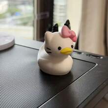 Figura decorativa de Kitty y el pato - Adorable coleccionable, con moño rosa y orejas blancas, base resistente para colocar en mesa, estantería o exhibir en fiestas - Hecho de material plástico duradero, adecuado para decoraciones navideñas, de Pascua, San Valentín y otras festividades - Estilo anime Kawaii, excelente regalo para fans - Multicolor - Ver 3