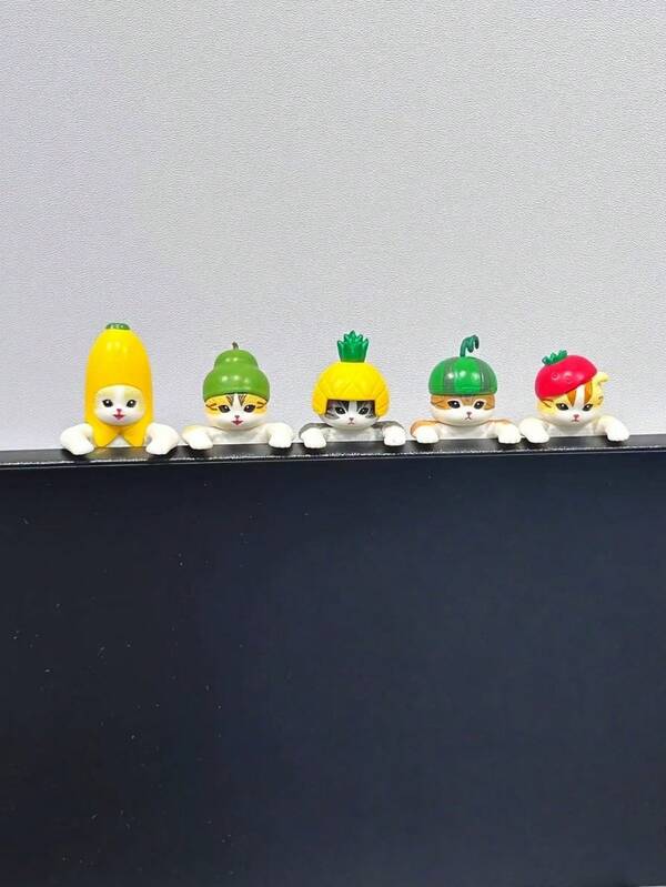 1pc Random Style Fruit Disguise Cat Figurine Holder, Decorative Accessory For Car, Computer, Phone, Suitable For Holiday Gifts, Christmas Present