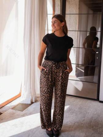 Klasyczny wzór z nadrukiem w panterkę uwalnia dziki urok, brązowo-czarna kolorystyka nigdy nie wychodzi z mody, ściągacz w pasie dla lepszego dopasowania, luźny, prosty krój nogawki zapewnia wygodę bez ograniczeń, pochlebna sylwetka, przyciągający wzrok strój na co dzień