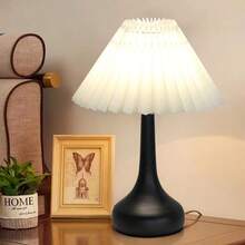 1 pezzo Lampada da scrivania LED moderna plissettata, alimentata tramite USB, per uso interno, base in metallo con finitura verniciata, paralume in tessuto plissettato - Lampada da comodino con luce notturna integrata a LED, senza necessità di lampadina