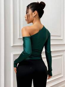 Blusa asimétrica de un solo hombro para mujer, diseño moderno y elegante con cuello diagonal que deja un hombro descubierto, perfecta para mujeres jóvenes y señoras que aman la moda con estilo y actitud; confeccionada en licra stretch de alta calidad con acabado satinado que se ajusta al cuerpo realzando la figura, brindando comodidad, elasticidad y un toque sofisticado; manga larga ajustada que equilibra el diseño asimétrico y aporta elegancia al look; ideal para outfits de noche, eventos especiales, cenas o salidas casuales donde quieras destacar con un estilo único; prenda versátil que puedes combinar con pantalones de vestir, faldas o jeans para crear looks chic, urbanos o formales; material flexible, suave y duradero, fácil de cuidar, perfecta para otoño e invierno; blusa imprescindible en el guardarropa de toda mujer moderna que busca lucir femenina, segura y a la moda sin sacrificar confort ni elegancia. - Verde militar - Ver 2