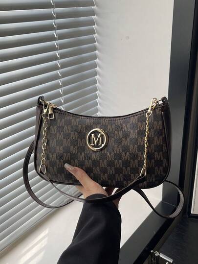 2025新款时尚经典PU防水M字母印花金属链条装饰单肩斜挎包。适合购物、日常携带，学生、年轻女性和上班族女性皆宜。完美适用于办公室、大学、工作、商务、通勤、户外活动、旅行和野餐。