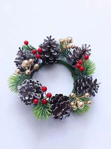 Una corona de vela decorativa de Halloween/Navidad para decorar el centro de la mesa de otoño. Hecha de hojas artificiales, bayas, girasoles y piñas. Presenta un tema otoñal y tiene un estilo rústico natural. Colores: amarillo, naranja, rojo. Forma: circular. Diseño de varias capas.