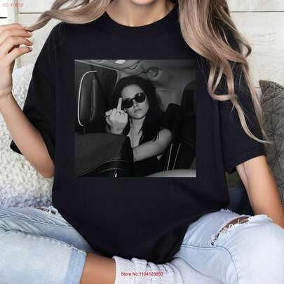 Camiseta con el dedo medio de Kristen Stewart, Crepúsculo, BTQ, T Bal, Luna Nueva, Eclipse, Saga, Merch S93220 g Camiseta de algodón puro de 220 g para primavera-verano. Siente la temporada en su máxima expresión. Nuestra camiseta de algodón puro de está tejida para una transpirabilidad y suavidad excepcionales, lo que la convierte en tu compañera ideal desde las flores de primavera hasta el sol de verano. Diseñada para la comodidad durante todo el día, es más que un básico: es un regalo considerado y práctico para envolver a tus seres queridos en una comodidad inquebrantable.