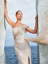 Faeriesty Haute Glamour Lyxig Enaxlad Aftonklänning med Paljetter och Pärlor med Blommiga Smycken – Smal Axelrem, Eleganta Böjda Paljettlinjer på Överdelen, Figurnära Sjöjungfrukjol | Röda Mattan-Galas och Brudkläder