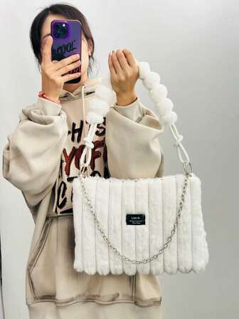 Tie Dye plysch axelväska för armhålan, en lyxig fyrkantig axelväska för kvinnor som är charmig, elegant, moderiktig och elegant. Den är lämplig för kvinnors dagliga pendling eller sammankomster, bröllop, danser, middagar/bankettdejter och kan paras ihop med klänningar, formella kläder, högtidsklänningar, födelsedagsklänningar, vardagsklänningar och yogaklänningar.