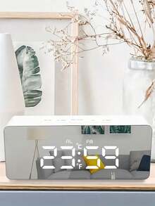 1 Piece Of Automatic Brightness-Adjusting Alarm Clock That Works Both Day And Night. LED Digital Alarm Clock - Dual Alarms, Temperature Display, Automatic Adjustment Of Brightness For Night And Day, 12/24 Hour Display, Delay Function, USB/Battery Power Supply. Suitable For Home Desk Use, Home Decoration, And As A Gift For Friends.