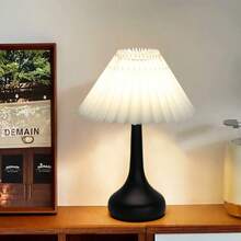 1 pezzo Lampada da scrivania LED moderna plissettata, alimentata tramite USB, per uso interno, base in metallo con finitura verniciata, paralume in tessuto plissettato - Lampada da comodino con luce notturna integrata a LED, senza necessità di lampadina