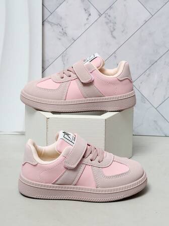 1双儿童时尚钩环运动鞋，采用柔软合成皮革制成，具有经典的黑白和柔和的粉色色调，提供舒适贴合的穿着体验。方便的钩环设计，易于穿脱，适合日常活动和运动，是孩子们展现活力和个性化的选择。