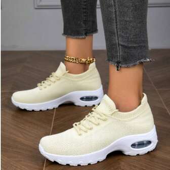 女式白色和粉色针织轻质缓冲休闲运动鞋，复古风格厚底一脚蹬袜鞋