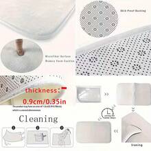 Tapis lavable en flanelle éponge sur le thème de Noël : une maison en bois au toit enneigé, un bonhomme de neige, un sapin de Noël illuminé et orné d'une étoile, le tout à côté du Père Noël. Idéal pour une chambre, un salon, un balcon, une maison, un hôtel, un bureau ou pour décorer un festival.